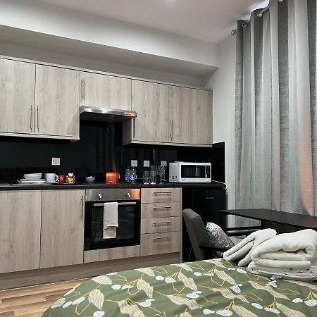 Mia Residence - Entire Studio Apartment - City View - London - Next To Ealing Broadway Station Bagian luar foto