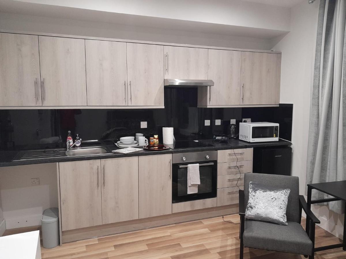 Mia Residence - Entire Studio Apartment - City View - London - Next To Ealing Broadway Station Bagian luar foto