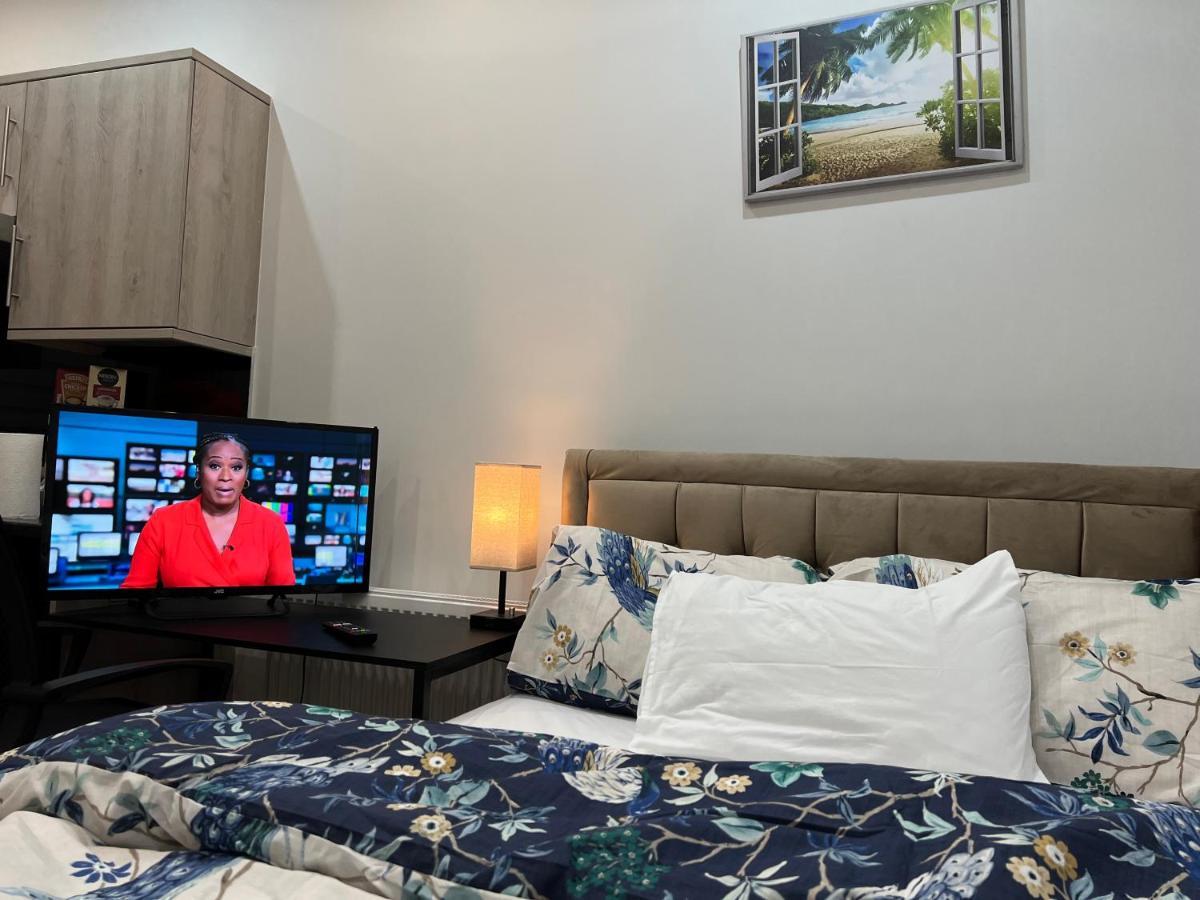 Mia Residence - Entire Studio Apartment - City View - London - Next To Ealing Broadway Station Bagian luar foto