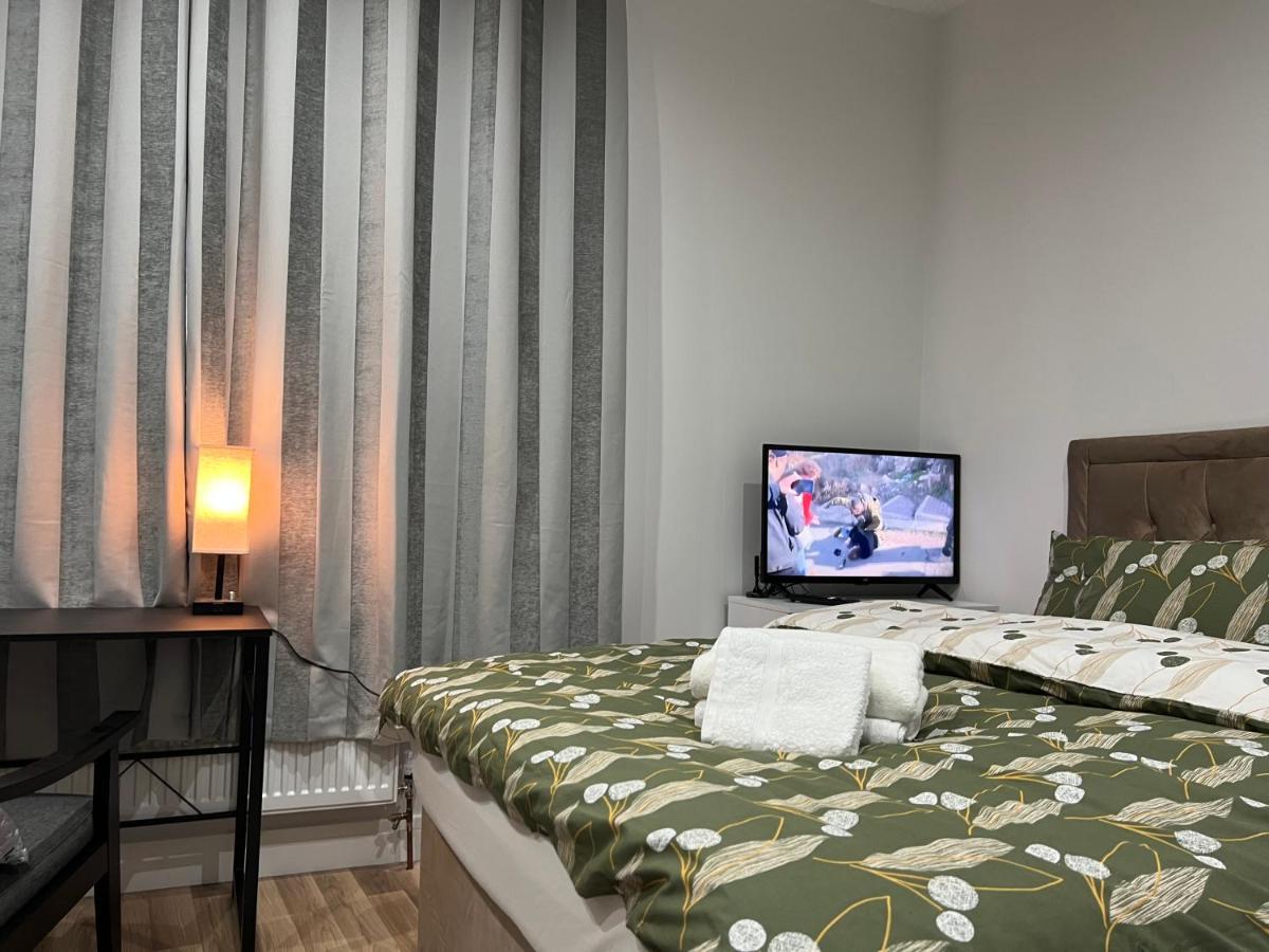 Mia Residence - Entire Studio Apartment - City View - London - Next To Ealing Broadway Station Bagian luar foto
