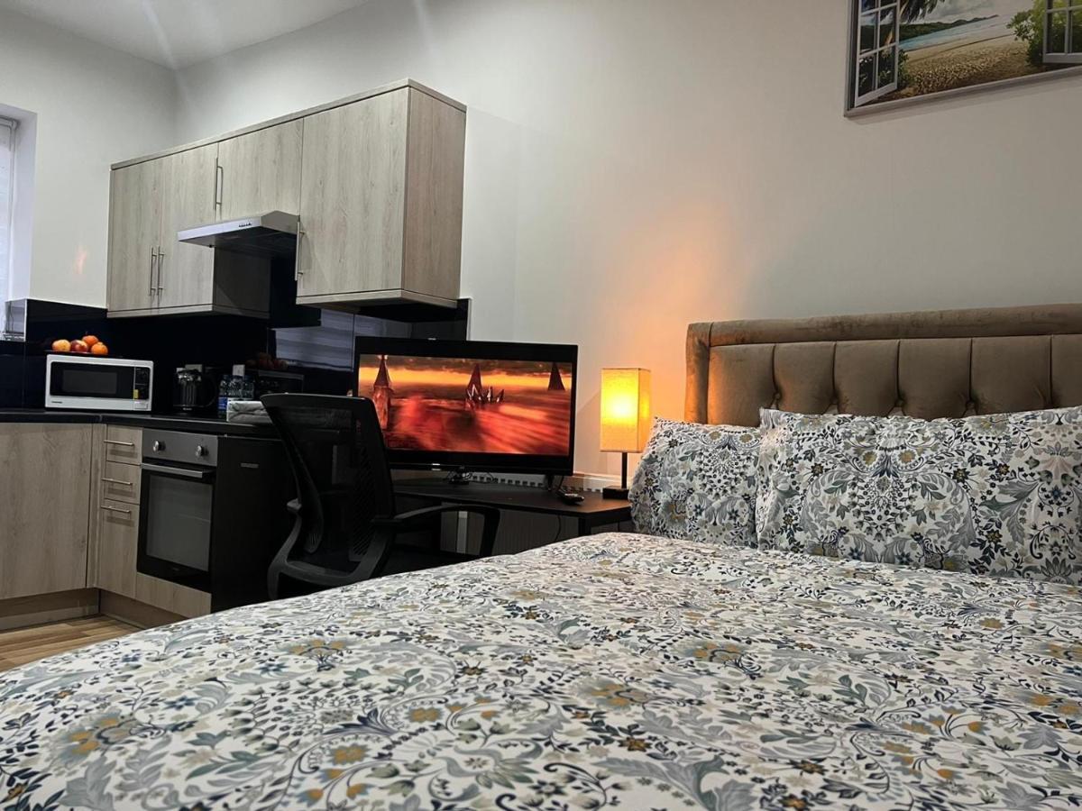 Mia Residence - Entire Studio Apartment - City View - London - Next To Ealing Broadway Station Bagian luar foto