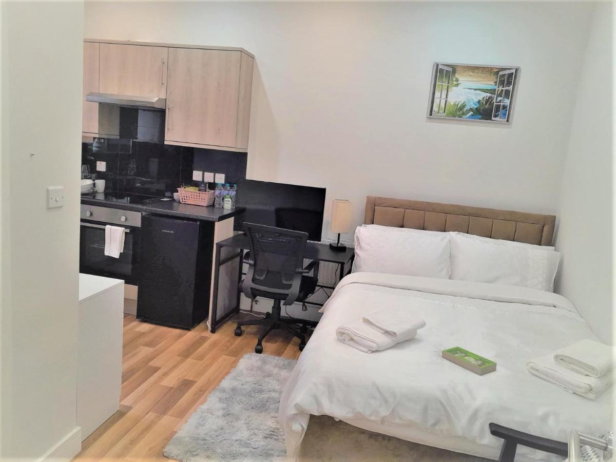 Mia Residence - Entire Studio Apartment - City View - London - Next To Ealing Broadway Station Bagian luar foto
