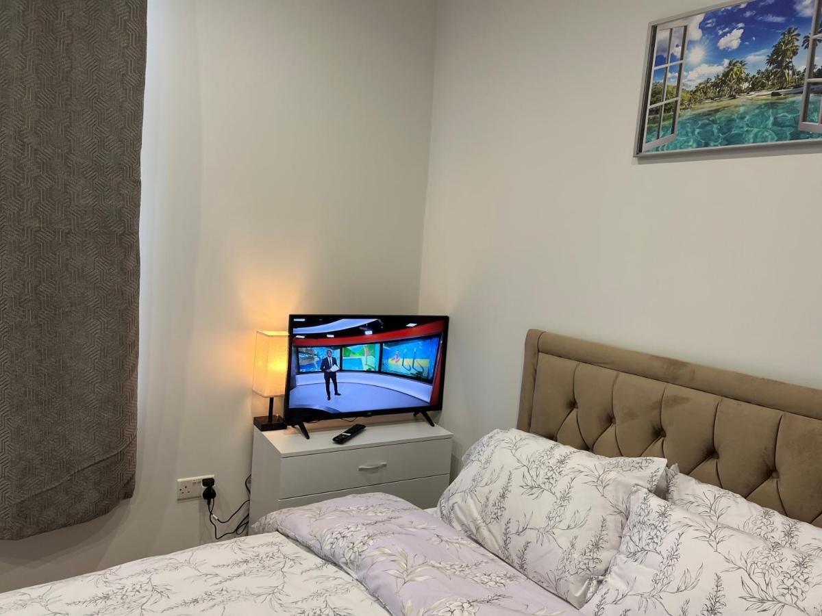 Mia Residence - Entire Studio Apartment - City View - London - Next To Ealing Broadway Station Bagian luar foto