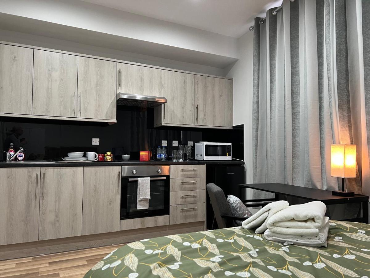 Mia Residence - Entire Studio Apartment - City View - London - Next To Ealing Broadway Station Bagian luar foto