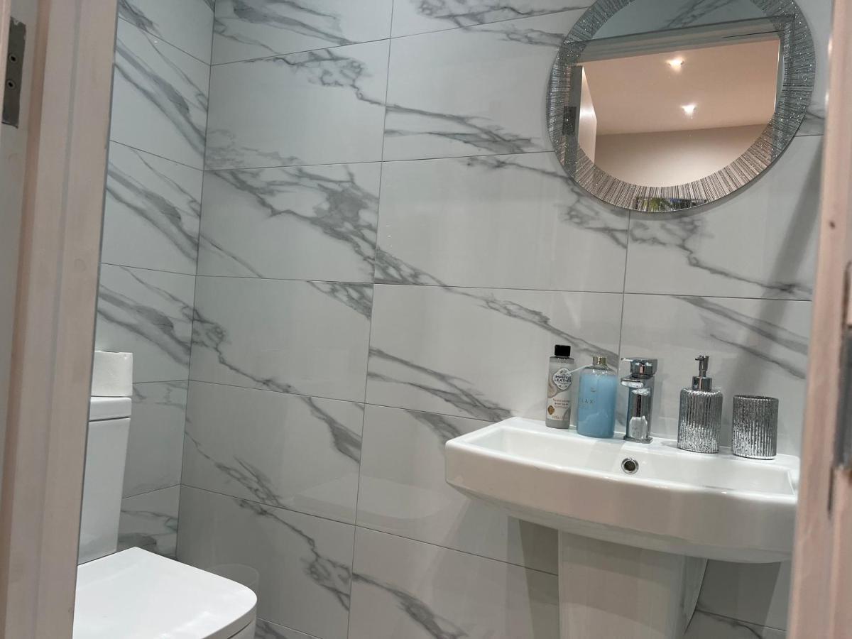 Mia Residence - Entire Studio Apartment - City View - London - Next To Ealing Broadway Station Bagian luar foto