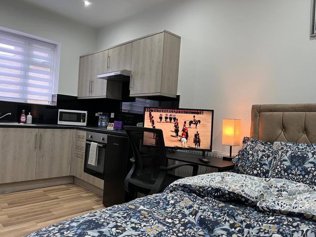 Mia Residence - Entire Studio Apartment - City View - London - Next To Ealing Broadway Station Bagian luar foto