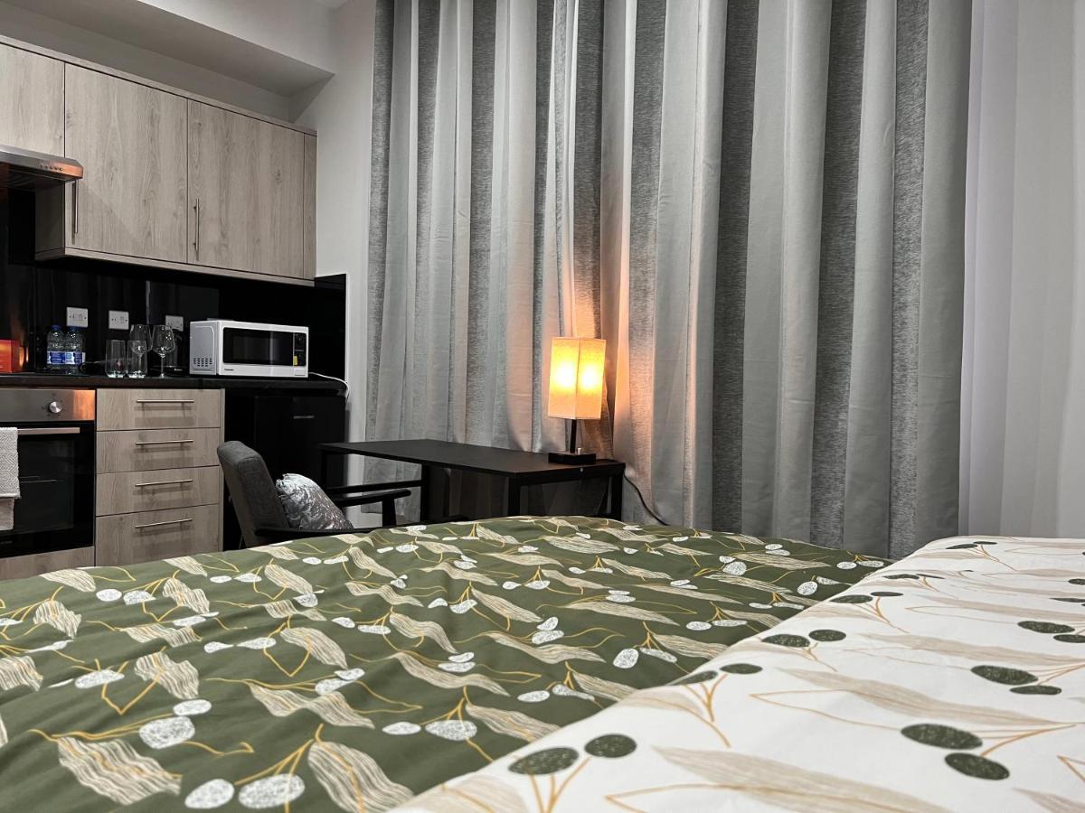 Mia Residence - Entire Studio Apartment - City View - London - Next To Ealing Broadway Station Bagian luar foto