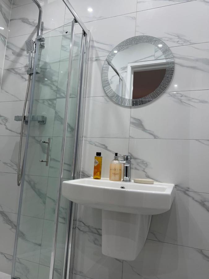 Mia Residence - Entire Studio Apartment - City View - London - Next To Ealing Broadway Station Bagian luar foto