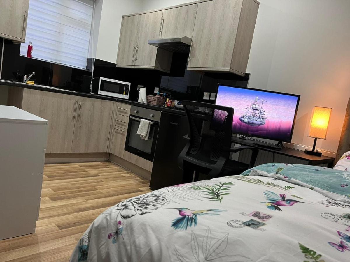 Mia Residence - Entire Studio Apartment - City View - London - Next To Ealing Broadway Station Bagian luar foto