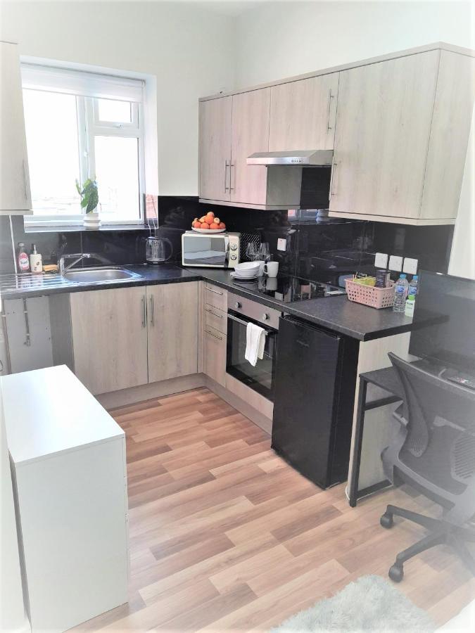 Mia Residence - Entire Studio Apartment - City View - London - Next To Ealing Broadway Station Bagian luar foto
