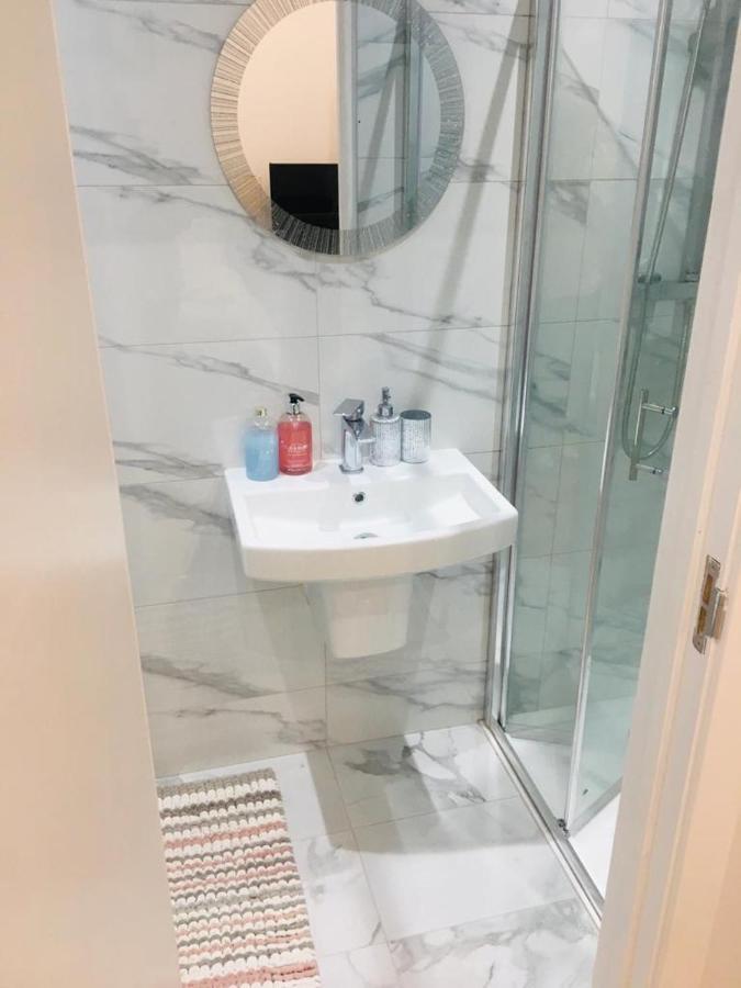 Mia Residence - Entire Studio Apartment - City View - London - Next To Ealing Broadway Station Bagian luar foto