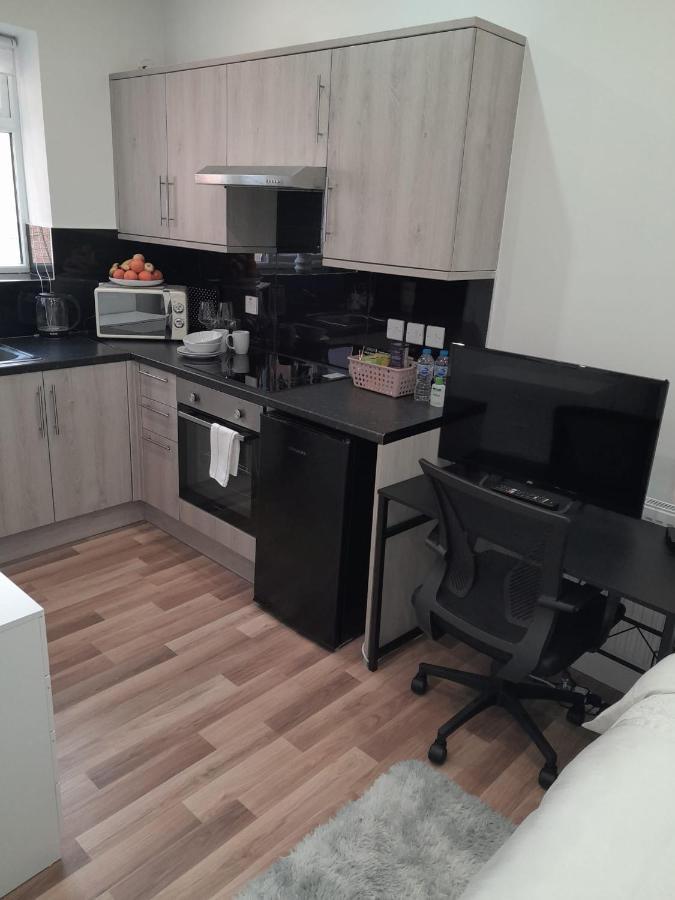 Mia Residence - Entire Studio Apartment - City View - London - Next To Ealing Broadway Station Bagian luar foto