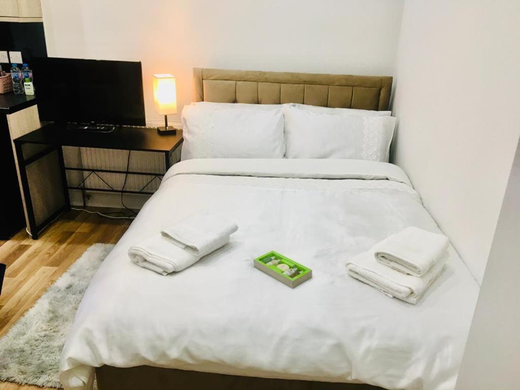 Mia Residence - Entire Studio Apartment - City View - London - Next To Ealing Broadway Station Bagian luar foto